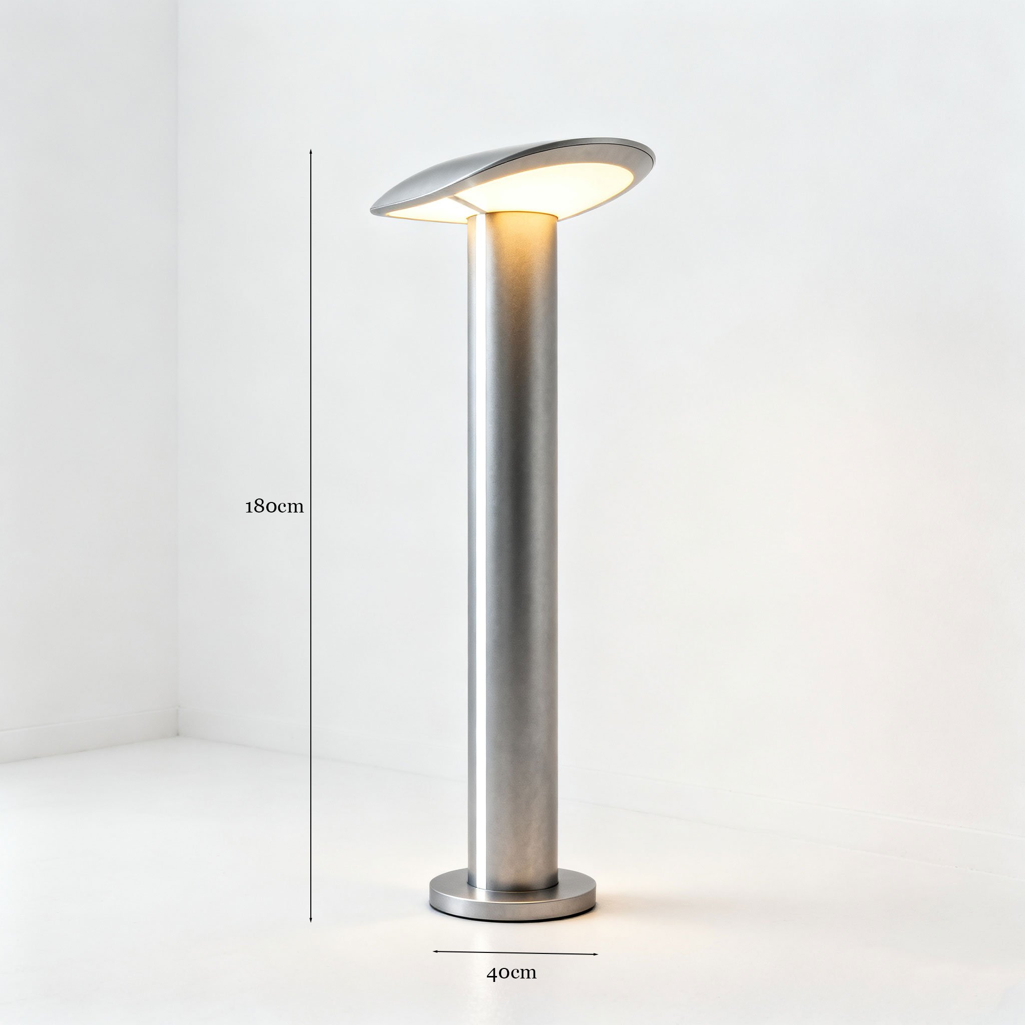 Lámpara plateada iluminando el jardín por la noche