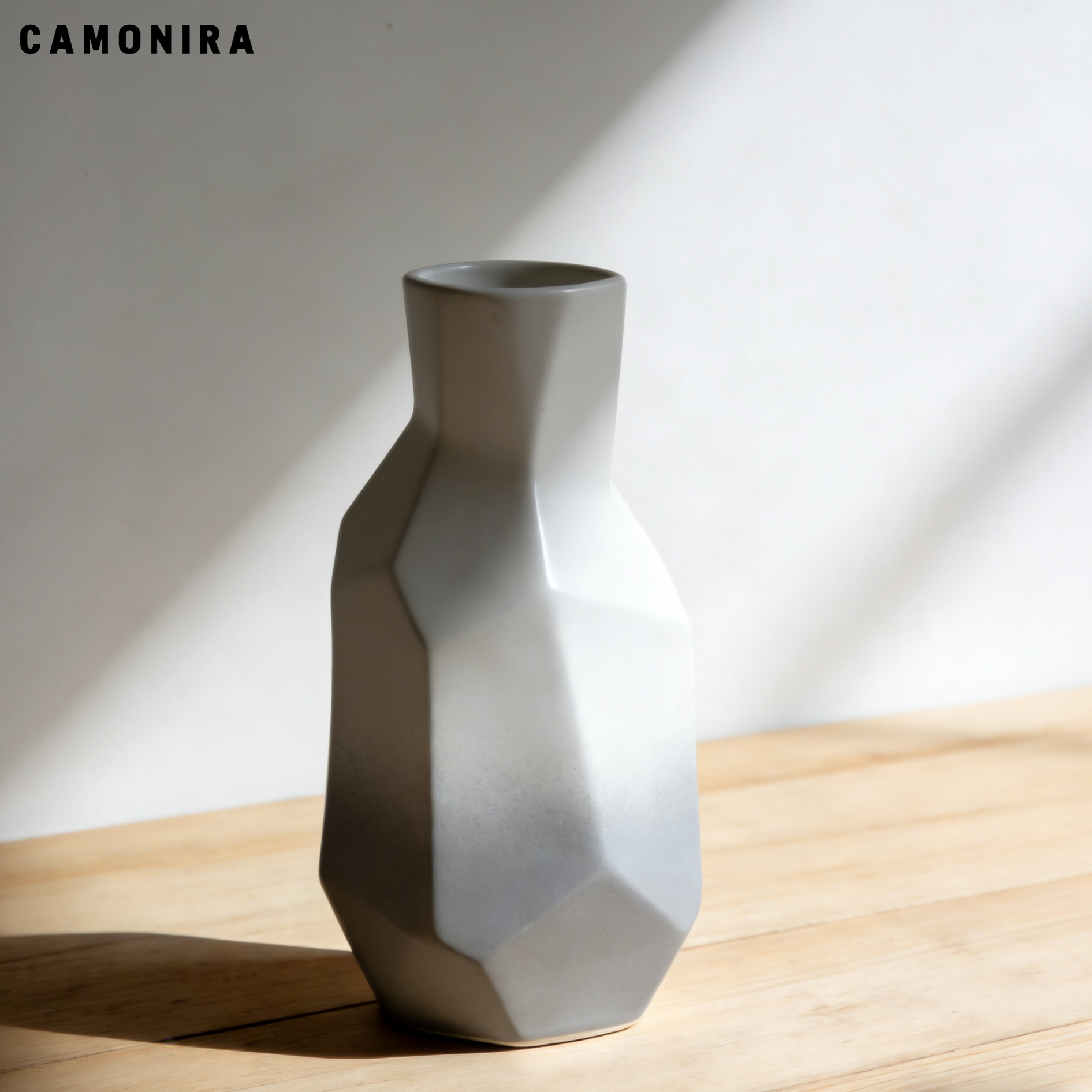 幾何学的な陶器の花瓶