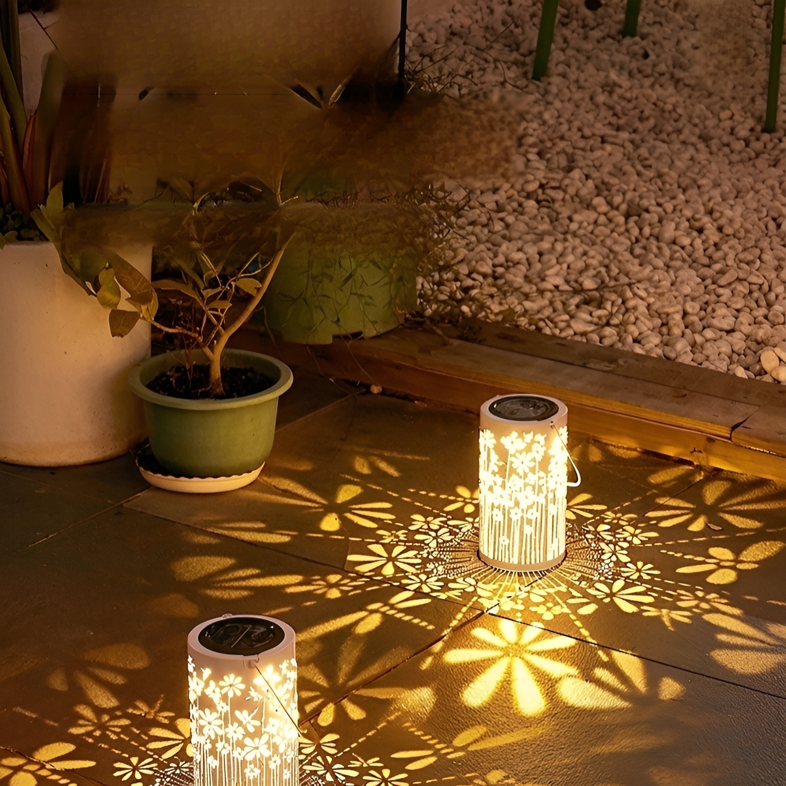 Outdoor solar-powered dragonfly night light