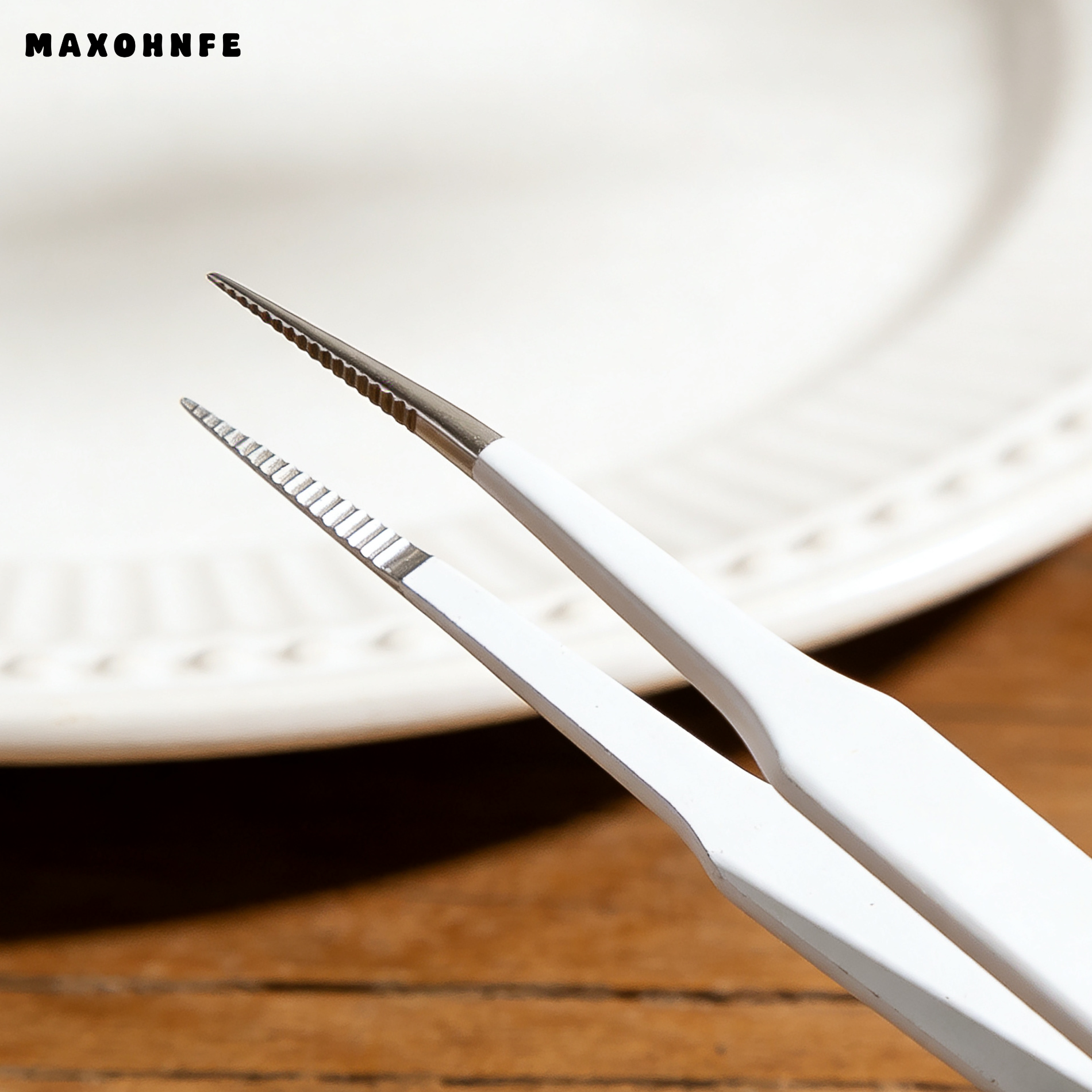 高精度な先端部分を持つ眉毛用ピンセット