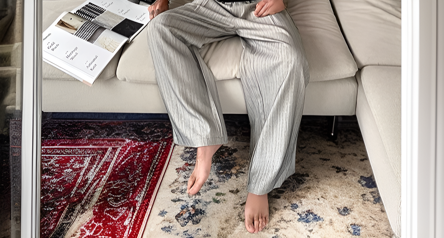 快適なルーズフィットのストレートレッグパンツ