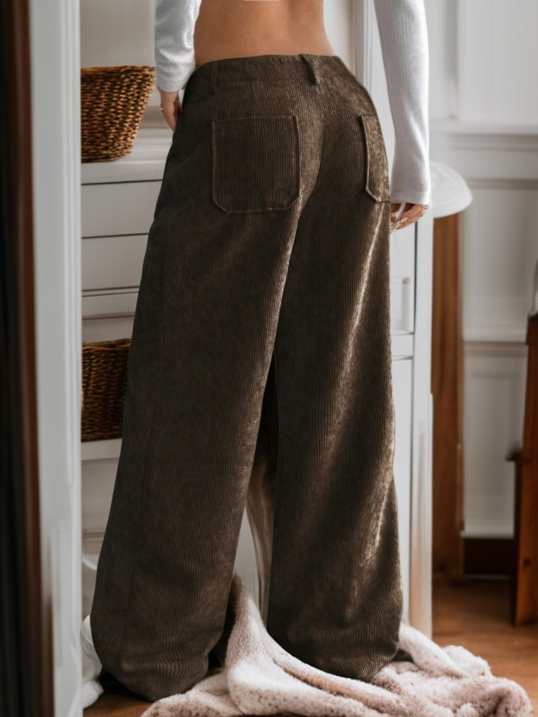 レディース向けストライプワイドパンツスタイリング