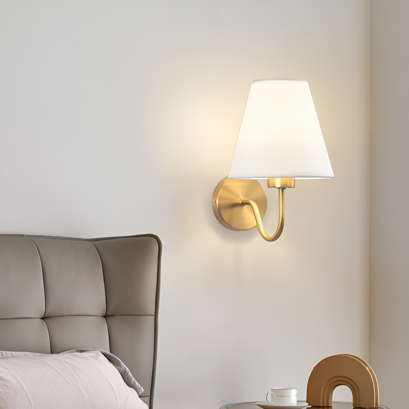 Leselampe am Bett im Schlafzimmer