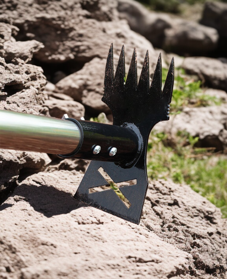 다용도 제초삽으로 잡초 제거 모습