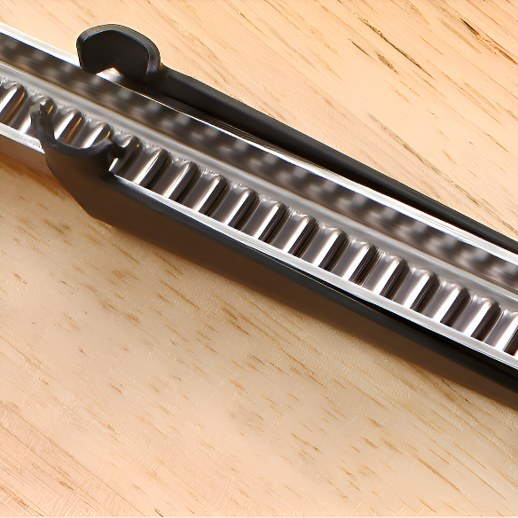 Abrelatas de acero inoxidable, un utensilio de cocina multifuncional.