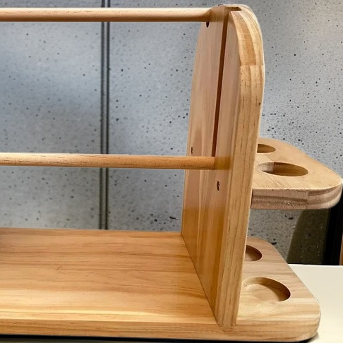 뜨개질 도구와 함께 배치된 실꽂이