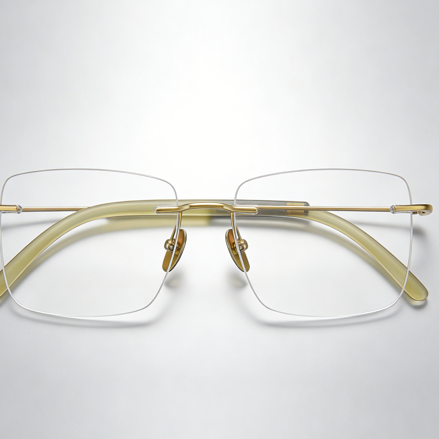 Diseño moderno y resistente en gafas de lectura de titanio