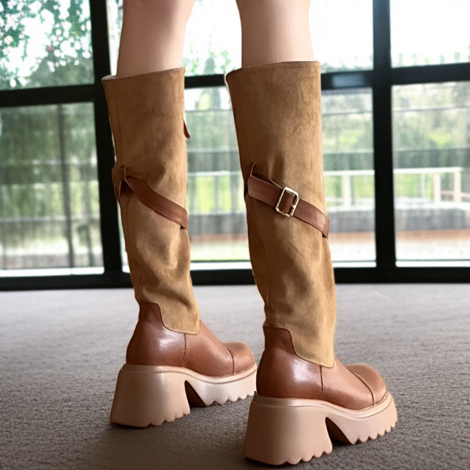 厚ヒールで美脚効果を演出するブーツ