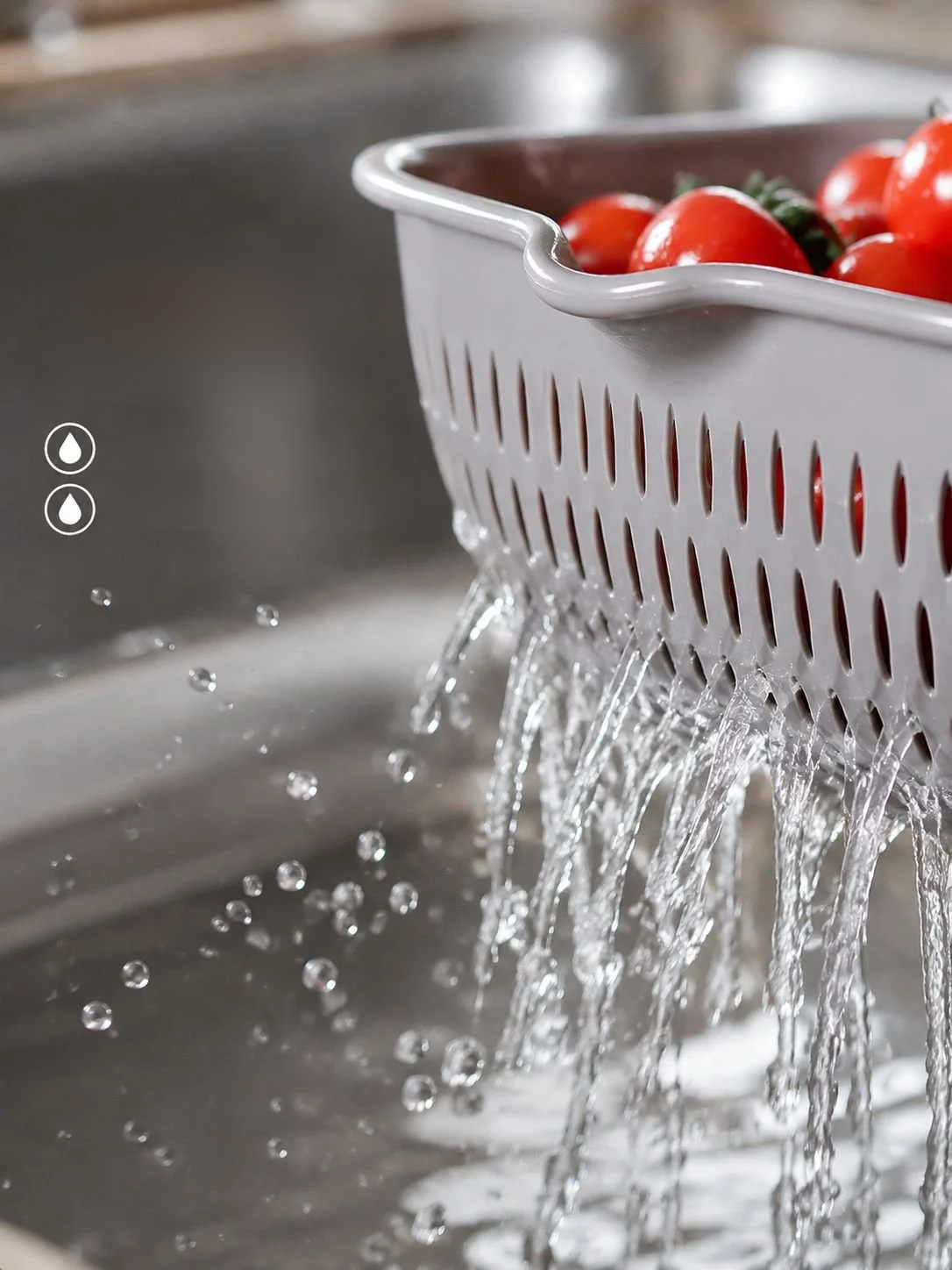 Étape d’égouttage des légumes dans le panier double couche
