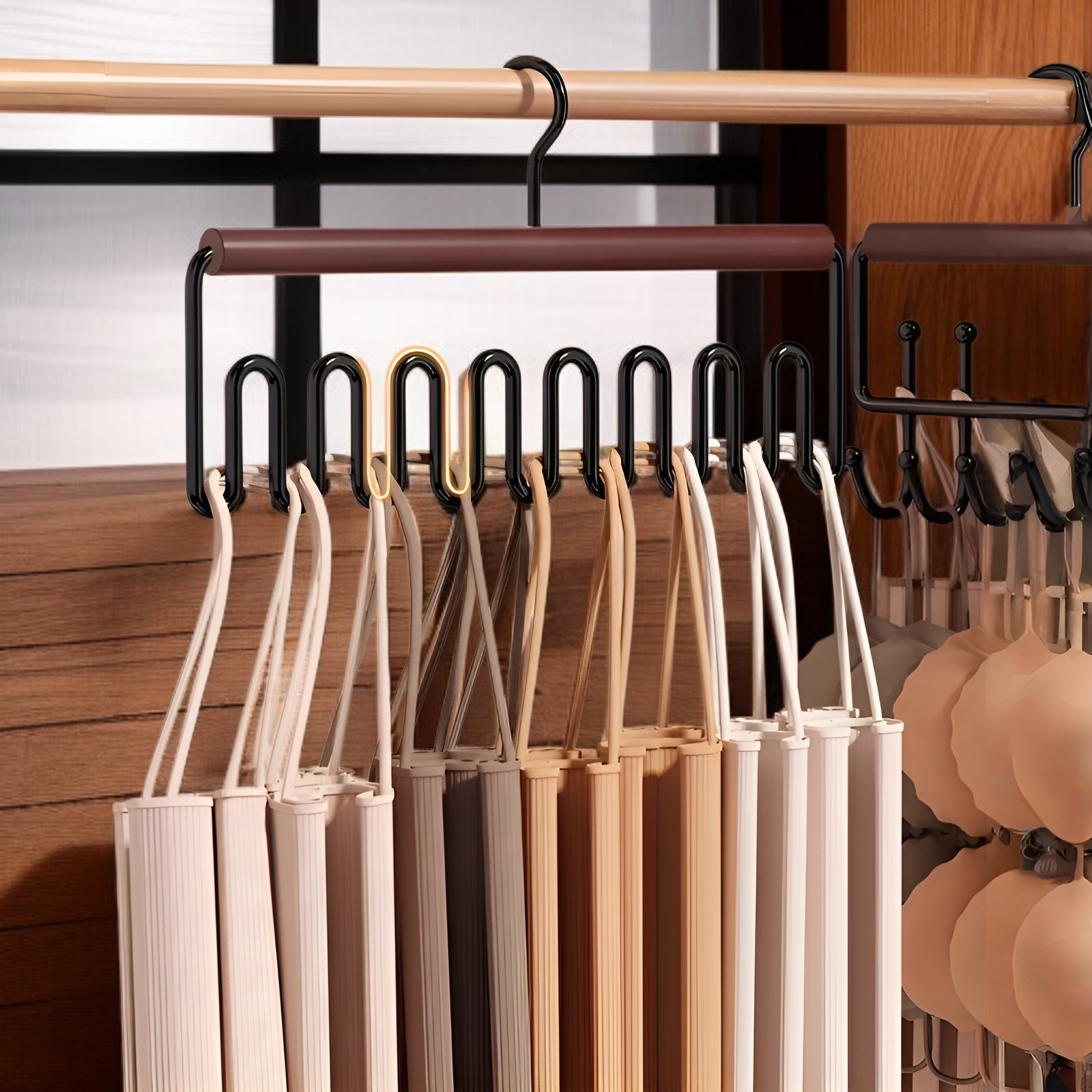 공간 절약에 효과적인 원목 옷걸이 설치 모습