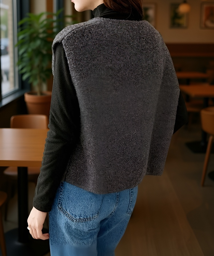 고급스러운 골드 버튼이 돋보이는 니트 베스트