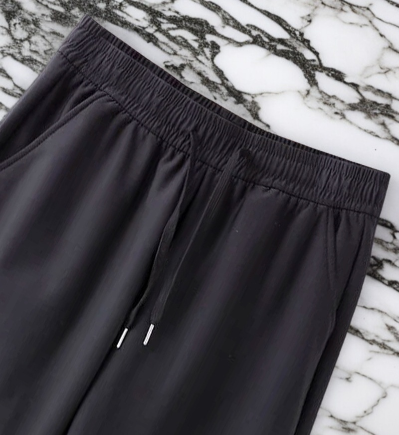 登山用防寒パンツアウトドアシーン