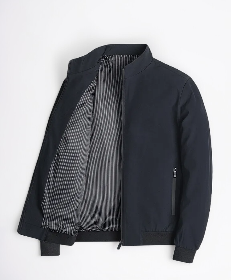 カジュアルコーデにも合うシンプルなメンズコート