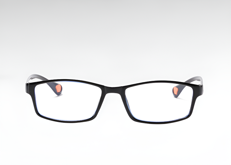 Okulary z filtrem światła niebieskiego na biurku przy laptopie