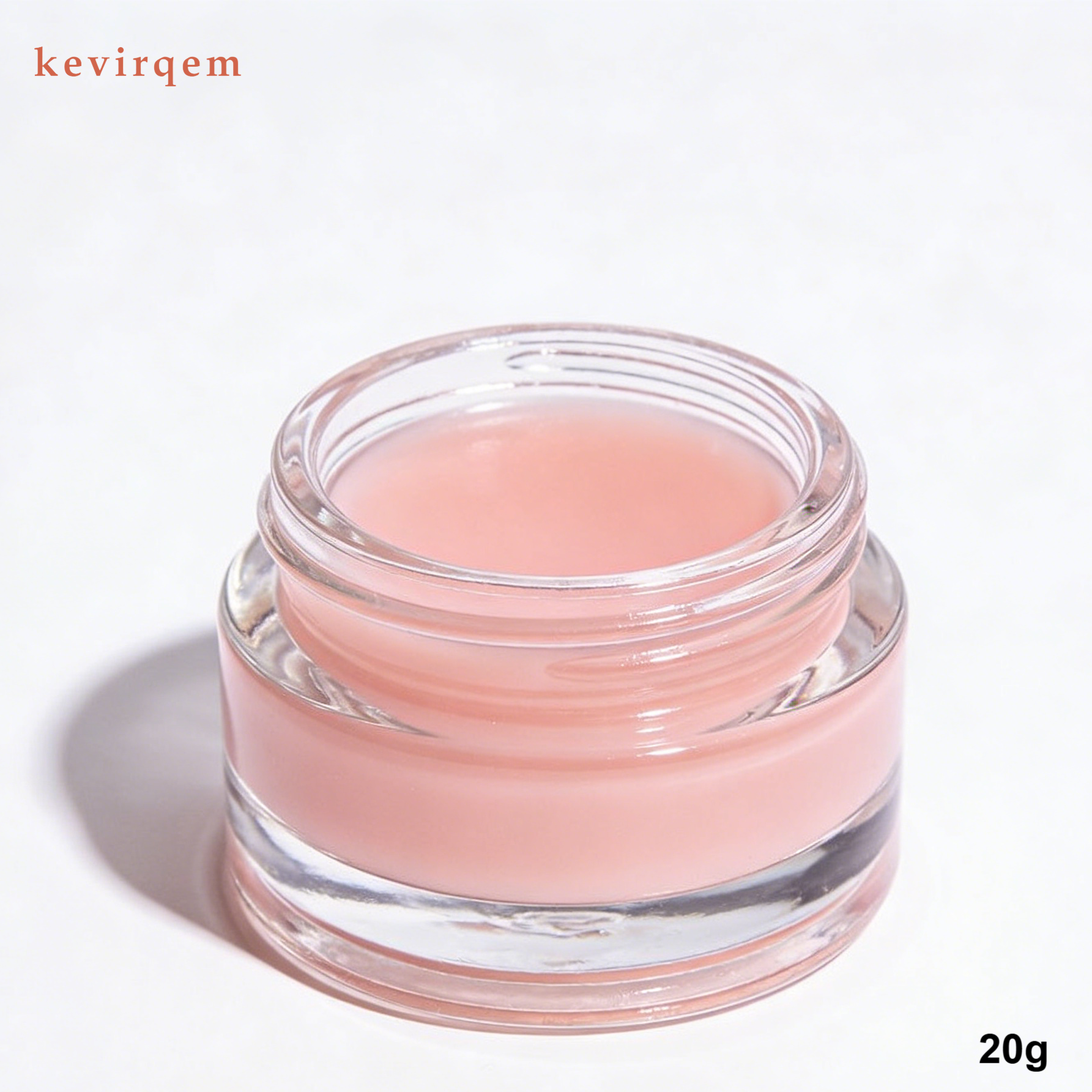 투명 용기와 연분홍색 립 마스크의 질감 상세 이미지