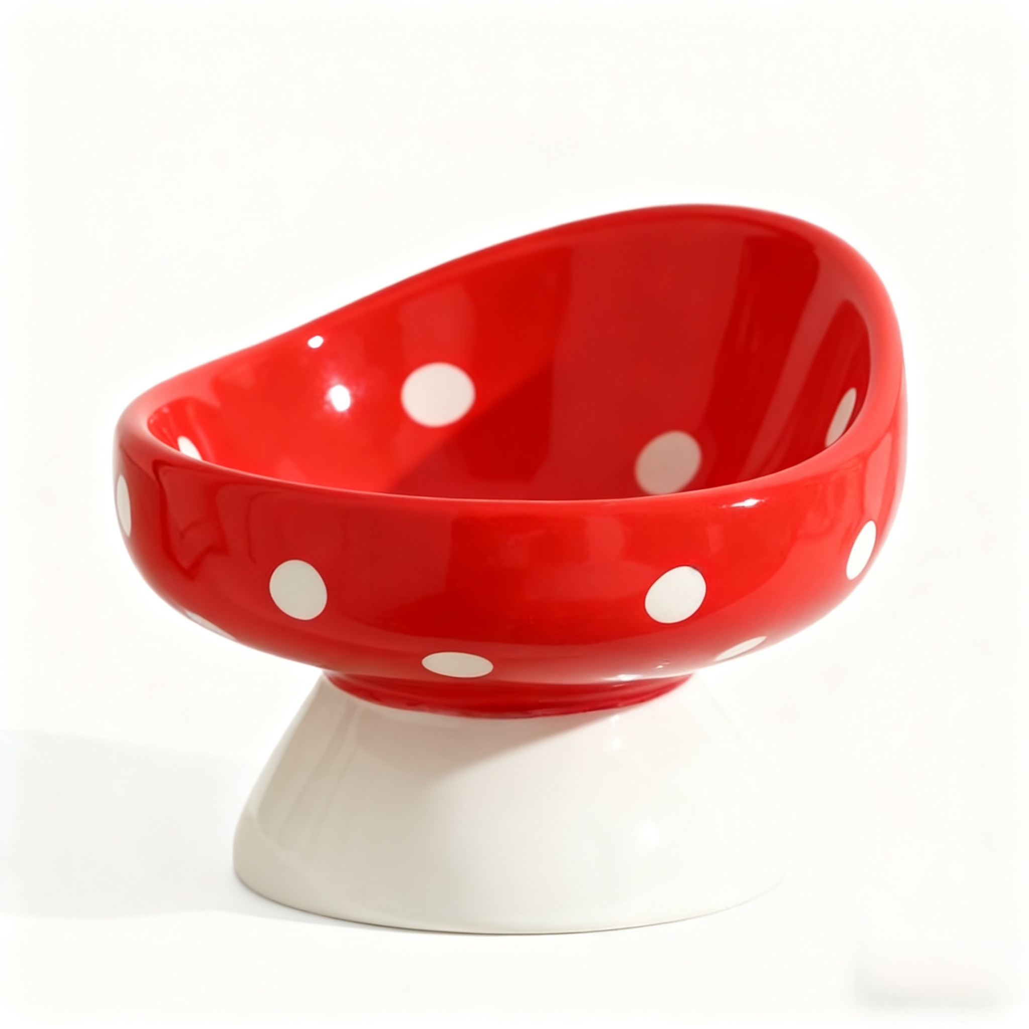 猫がキノコ型キャットフードボウルで食事する様子