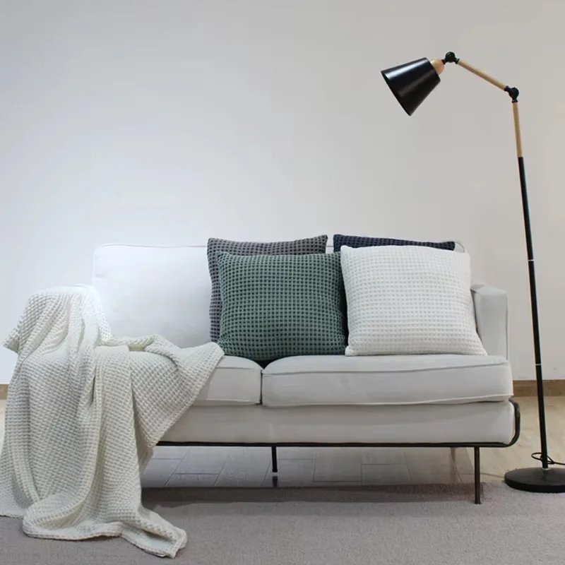 白色编织柔软舒适抱枕