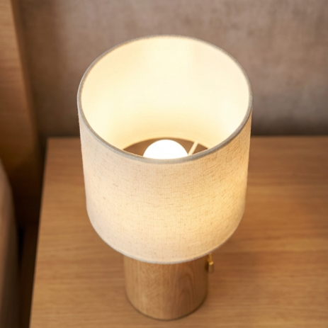 따뜻한 색상의 침대 머리맡 작은 탁상등