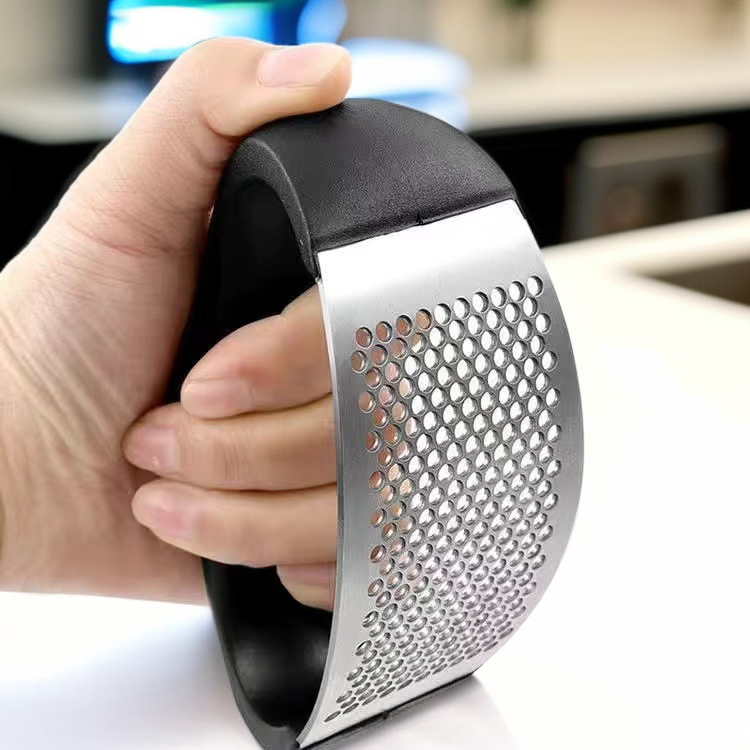 Detalle de la cuchilla afilada del picador de ajo