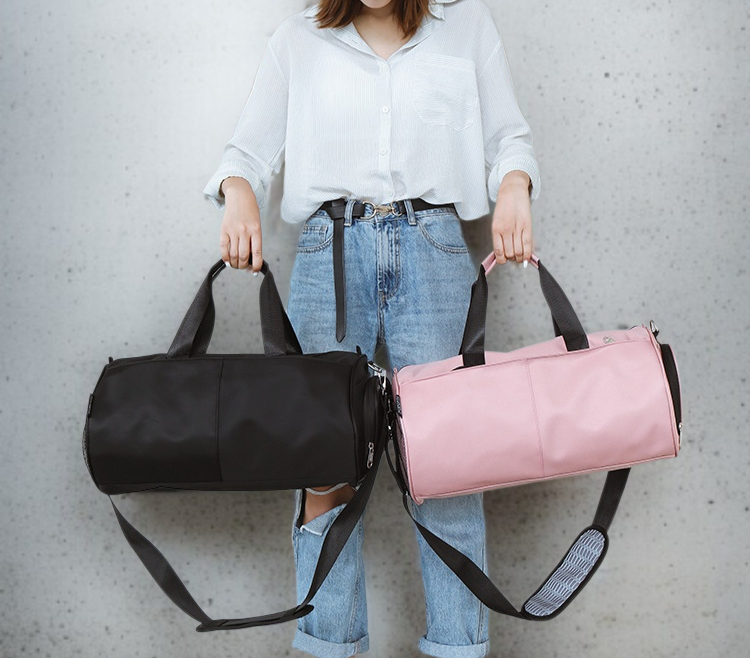 운동용품이 담긴 스포츠 백