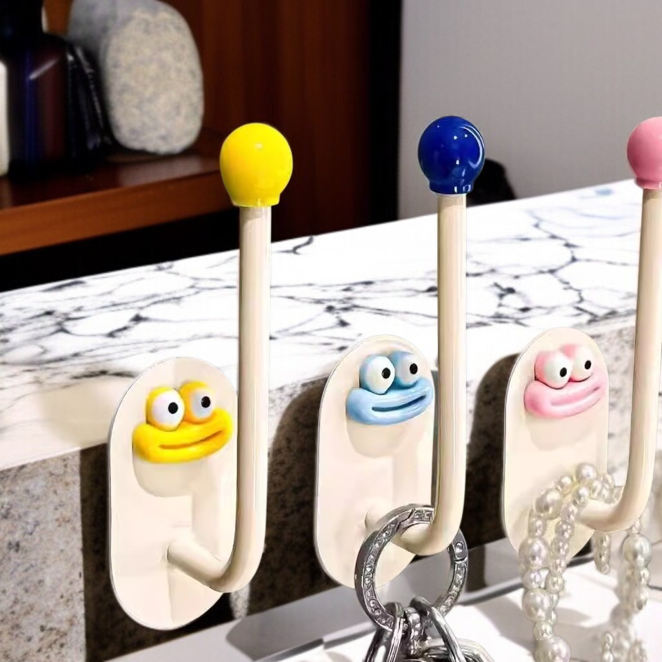 다양한 색상의 헤어밴드가 걸린 수납 후크