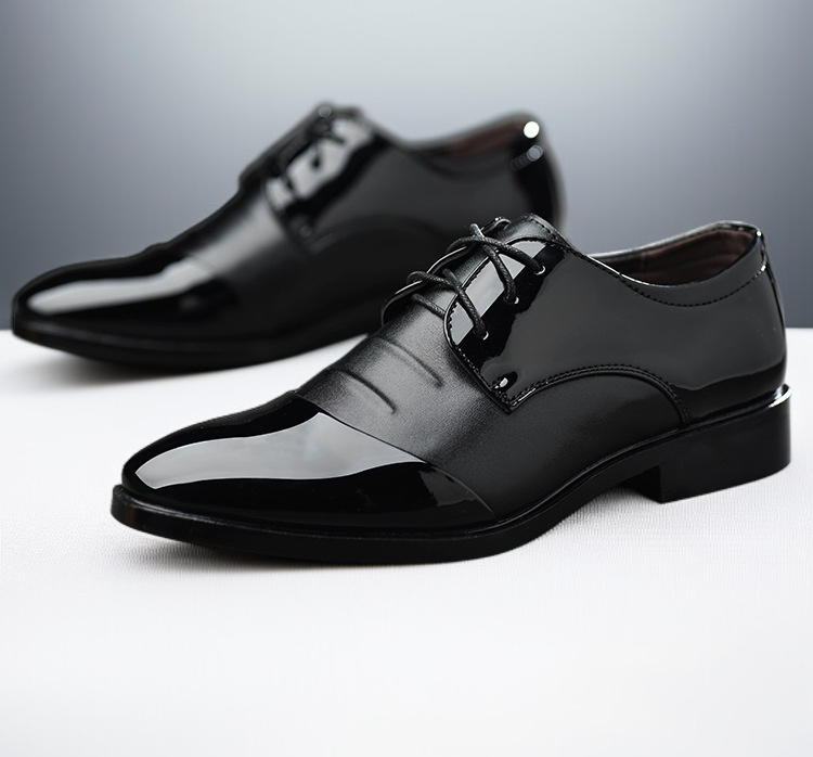 세련된 남성 정장화 스타일링 샷