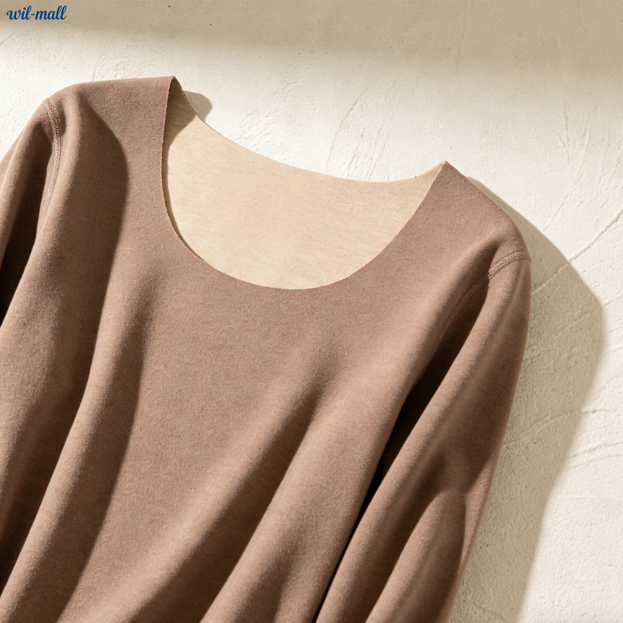 따뜻한 겨울용 라운드넥 상의 착용 모습