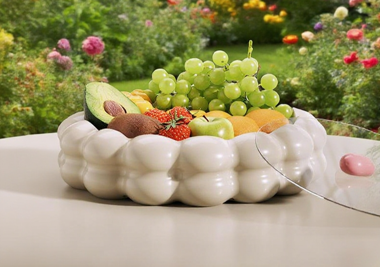 다양한 말린 과일과 과자가 담긴 크림풍 쟁반