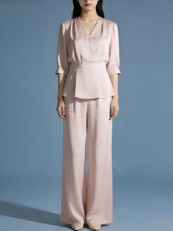 Raffinierter und eleganter Anzug mit Taillenbetonung