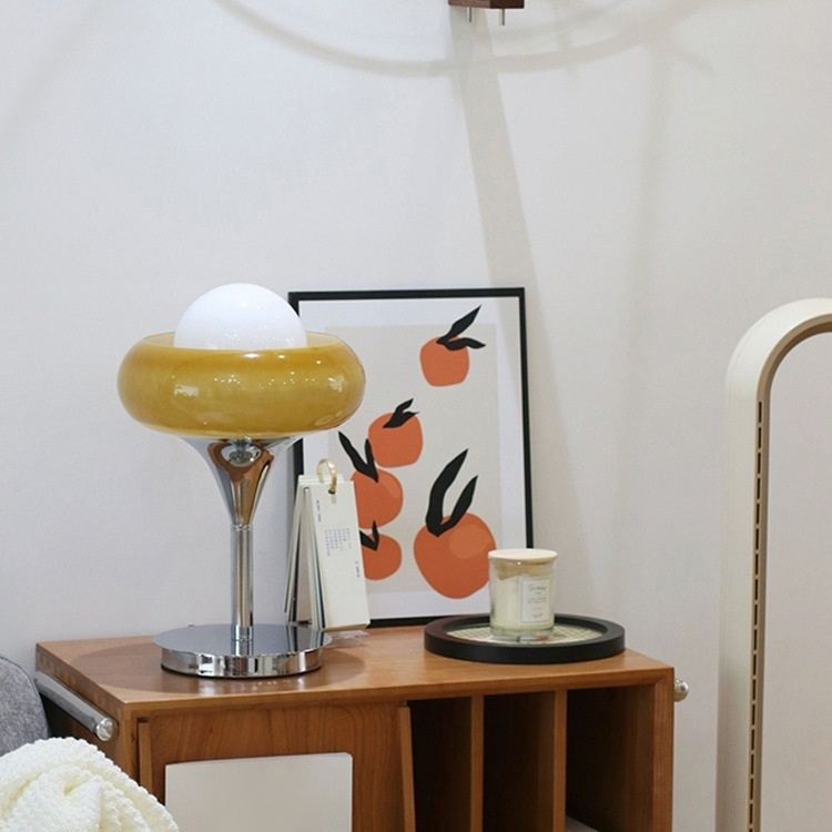 Simple retro table lamp