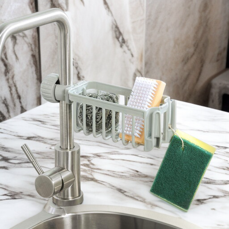 주방 싱크대에 설치된 배수대 실제 사용 모습