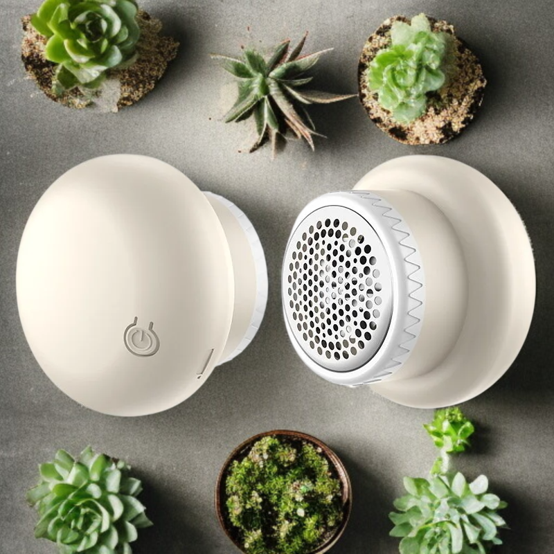 Rasoir rechargeable anti-bouloche pour vêtements en utilisation sur un pull