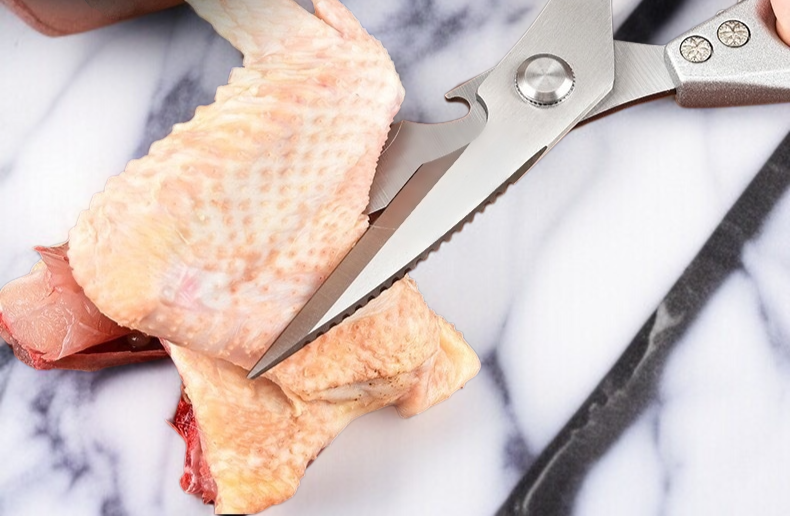 닭고기 자르는 다기능 가위 사용 장면