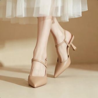 Elegante nudefarbene Sandalen mit zierlichen Stilettoabsätzen, neue Damenschuhe für Frühjahr 2025.