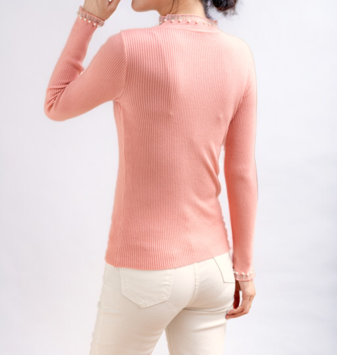 柔らかい素材感のハイネックセーター