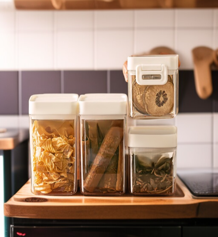 厚手透明収納ボックスで穀物を保管