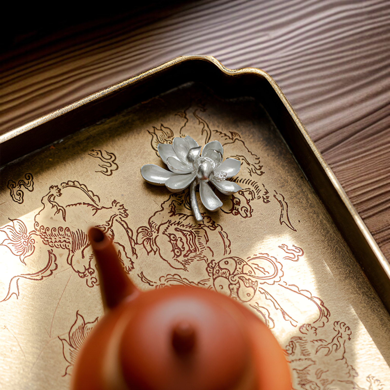 연꽃 모양 메탈 인센스 베이스 디테일 샷