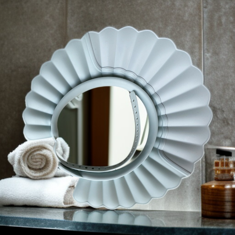 Kinder beim Haarewaschen mit Origami Shampoo Kappe