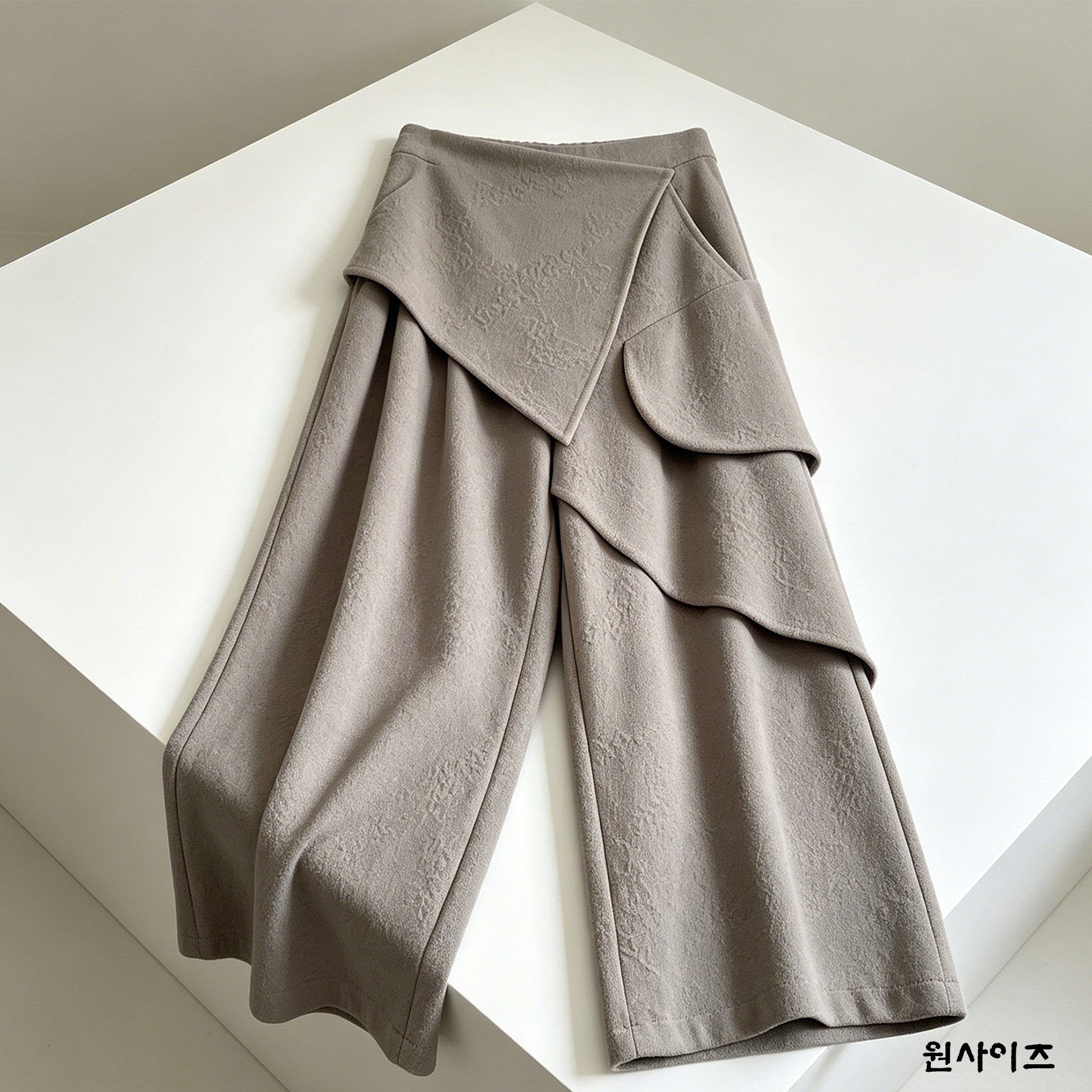 불규칙한 패턴의 와이드 팬츠 디테일 컷