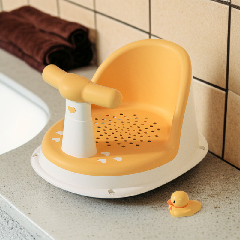 Silla de baño antideslizante para bebé colocada en bañera