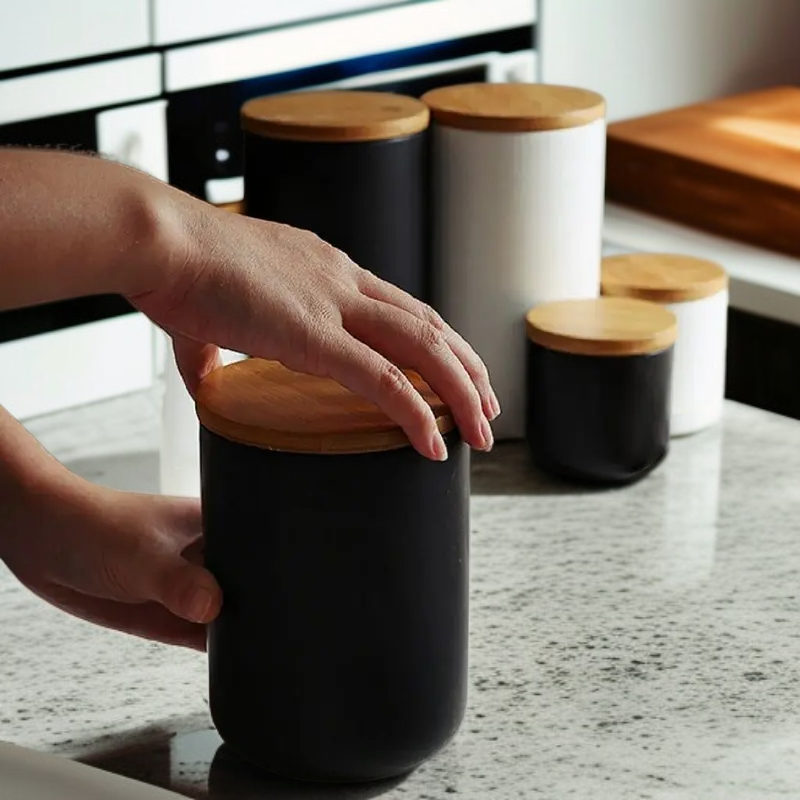 Hermetyczny pojemnik na kawę ziarnistą z drewna i ceramiki