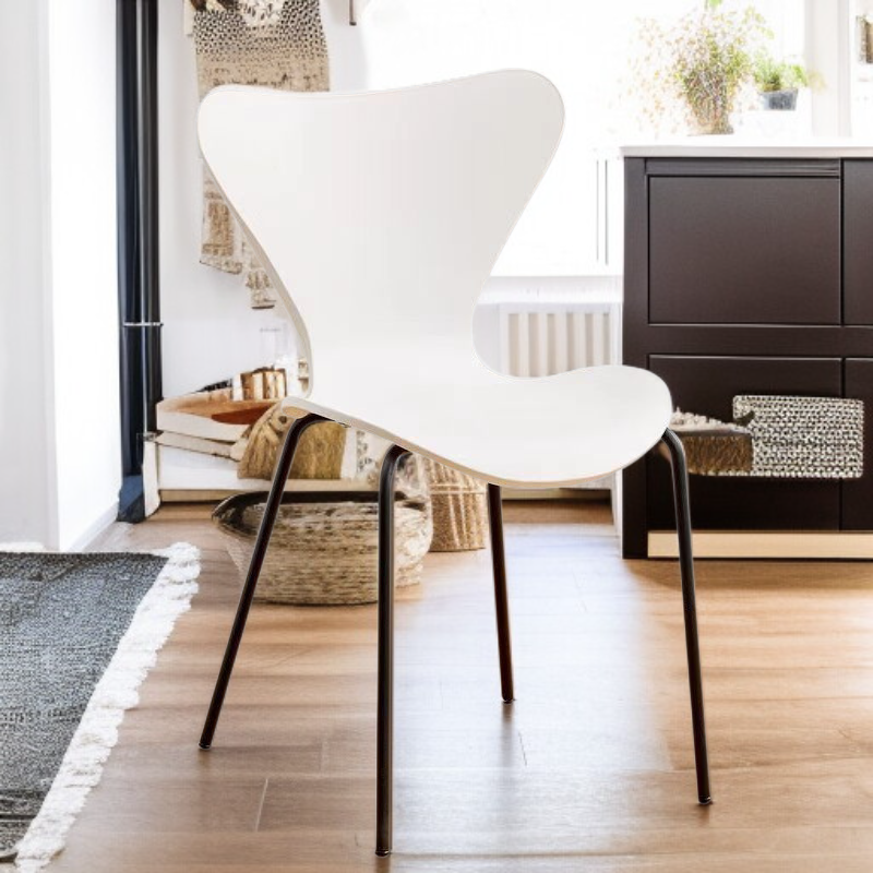 심플하고 고급스러운 플라스틱 의자