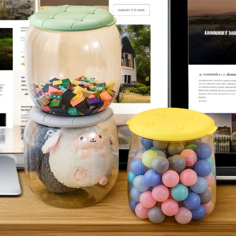 Transparenter Kunststoffhocker im modernen Wohnzimmer