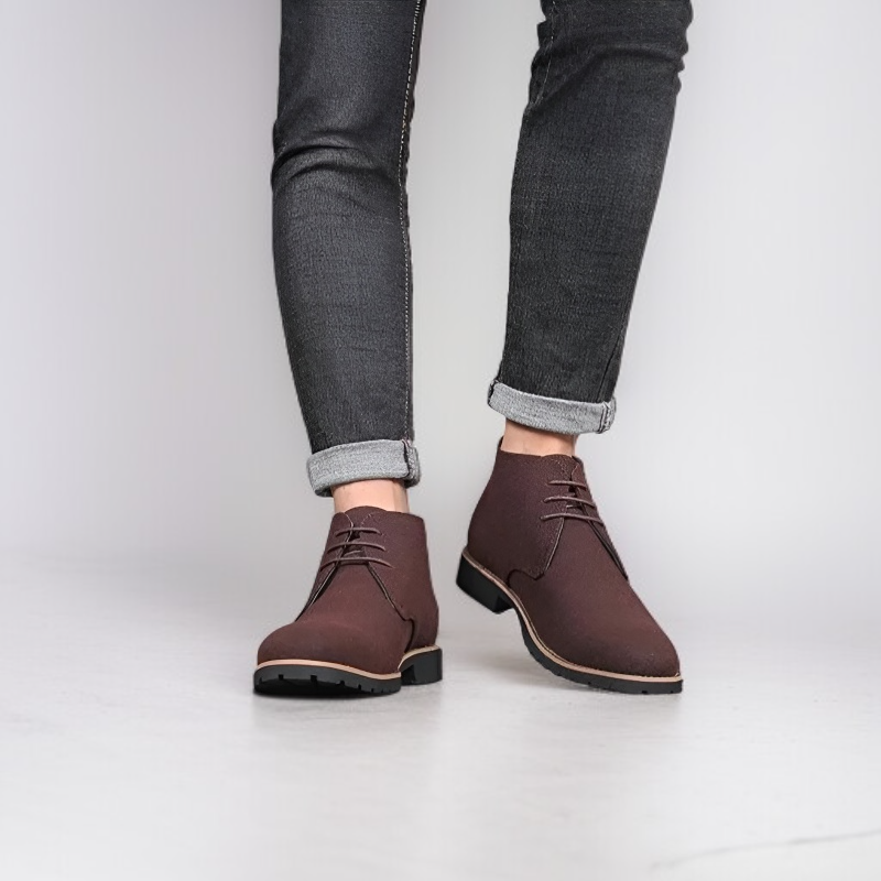 秋のメンズ尖ったつま先のカジュアル革靴、紳士用レースアップローヒールの大きいサイズのマーティンブーツ、スエード素材の男性用シューズ