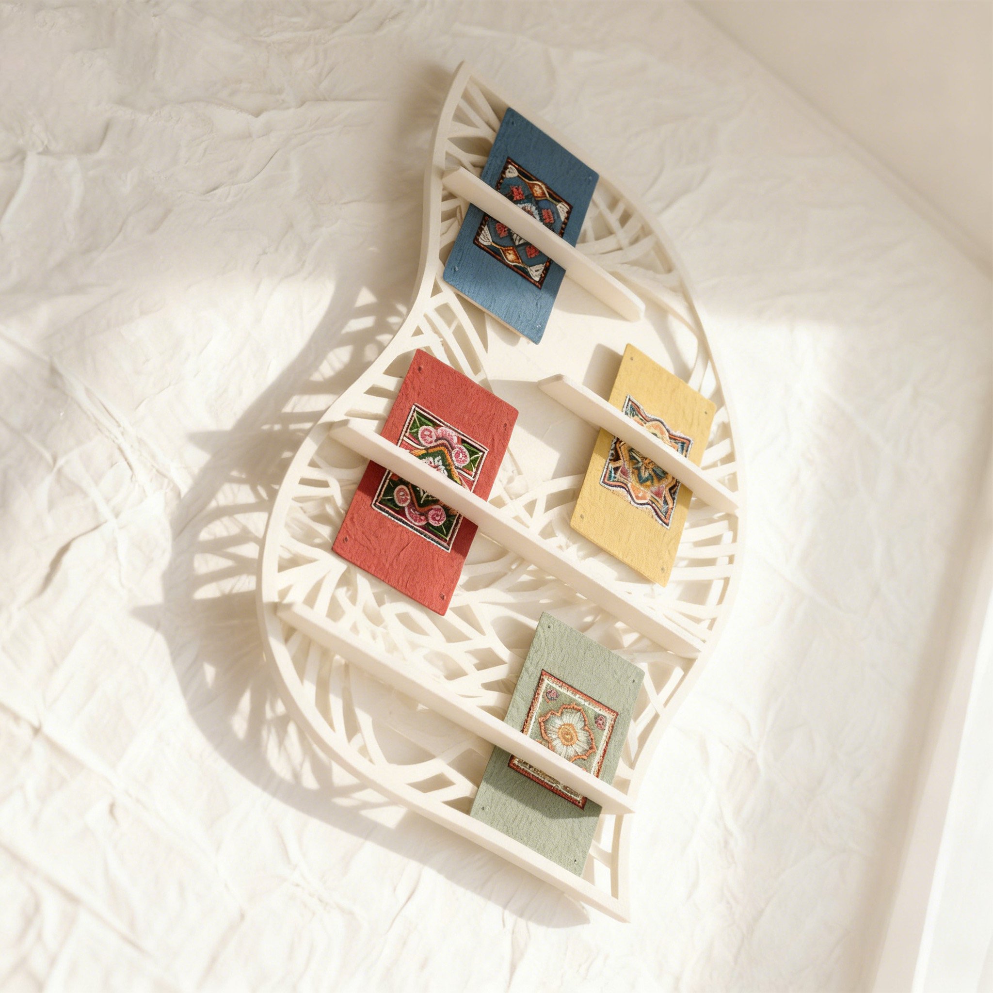 ชั้นวางหนังสือศิลปะไม้แบบโปร่ง