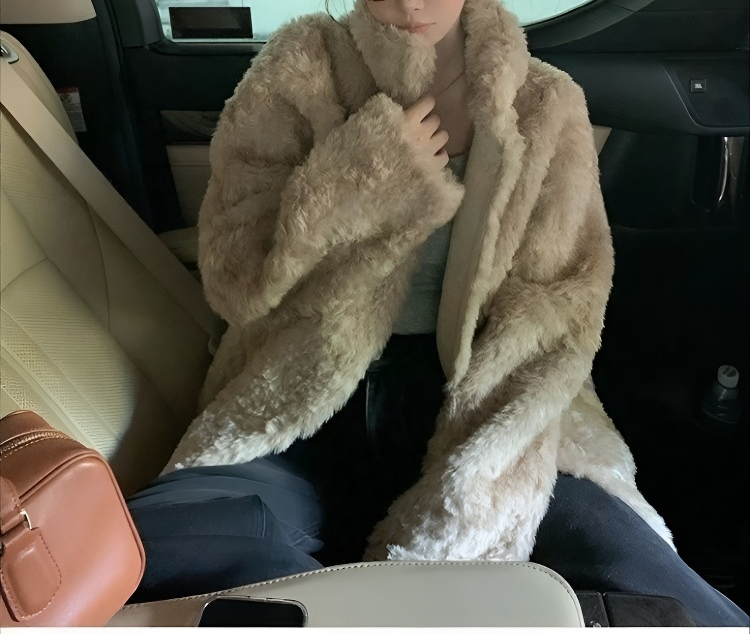 포근한 램스울 소재의 여성 하프코트