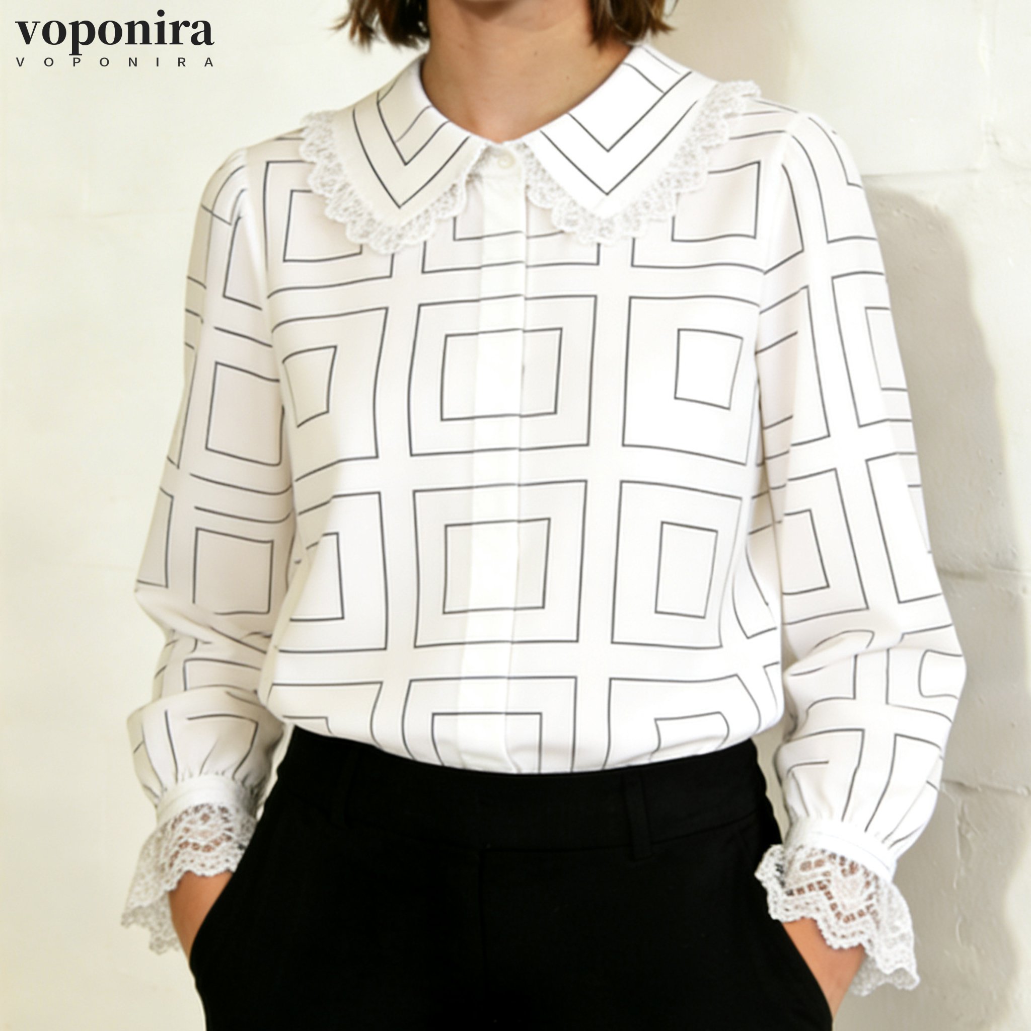 白いレースの襟付きシャツ