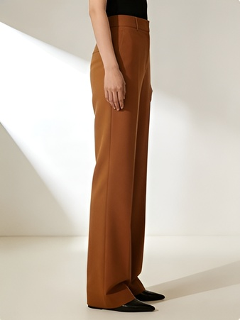 Minimalistische, hochgeschnittene Hose mit weitem Bein