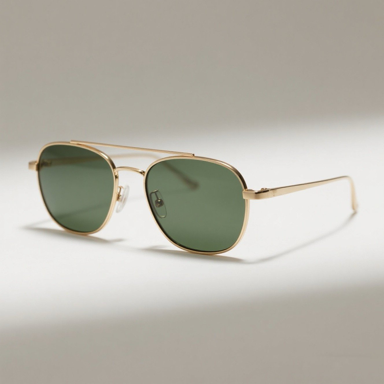 แว่นกันแดดย้อนยุคกรอบทอง เลนส์สีเขียว