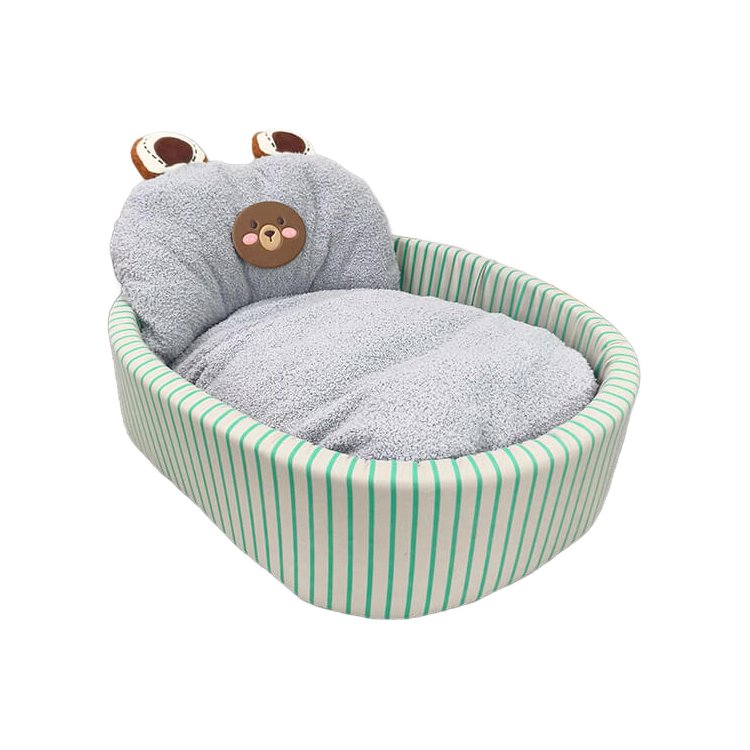 Cama nido junto a la cerca gruesa para mascotas